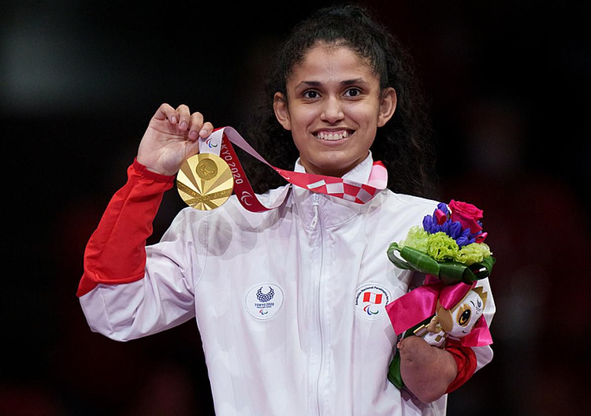 Angélica Espinoza celebra su medalla de oro paralímpica