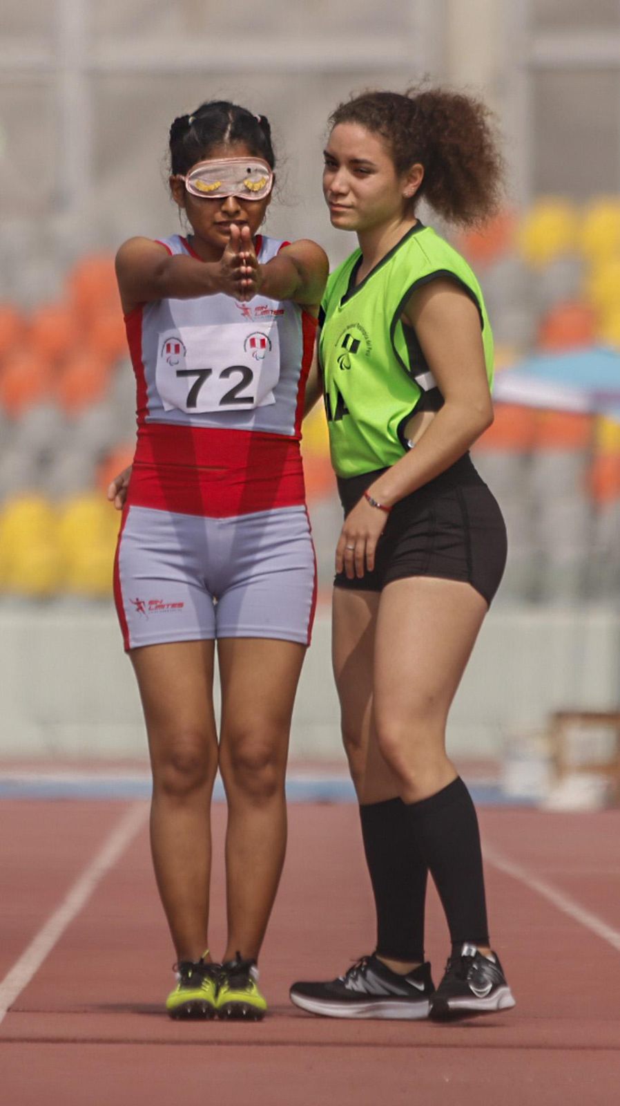 Para atleta con discapacidad visual junto a su atleta guía
