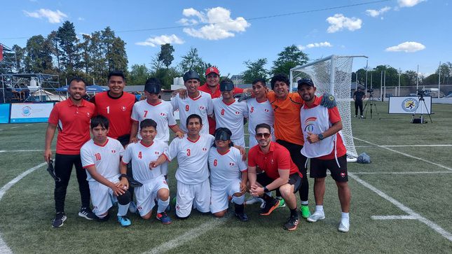 Selección peruana de fútbol posando en la cancha con su cuerpo técnico