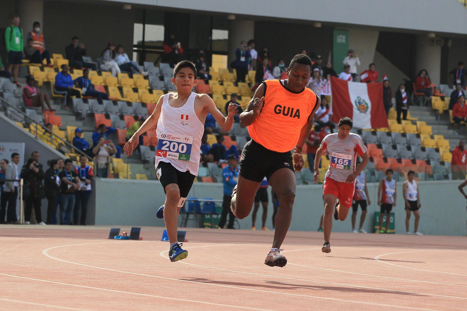 Para atleta peruano corre junto a su atleta guía en una pista de atletismo